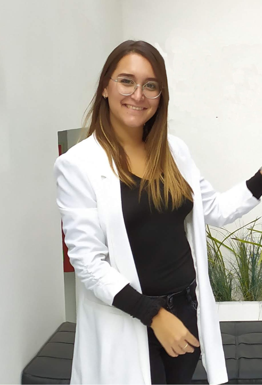 Retrato de Paula García junto a prendas de ropa